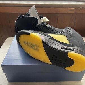 Jordan Men's Black and Yellow Sneakers
